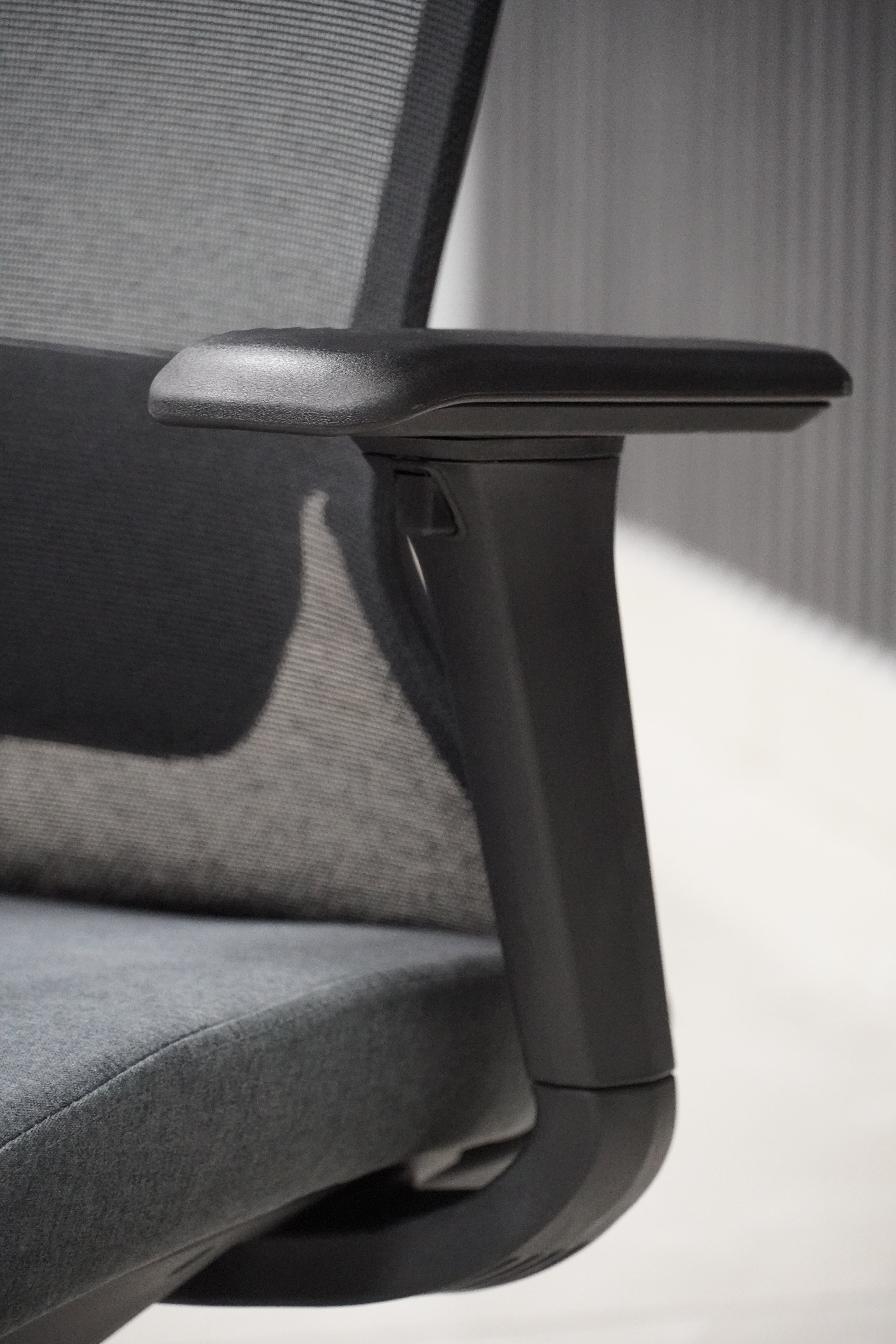 Silla SIT ejecutiva de oficina 300 lb, en color negro o gris nylon, poliéster, transpirable, tela | SIT-8322H-BK | SIT-8322H-GR