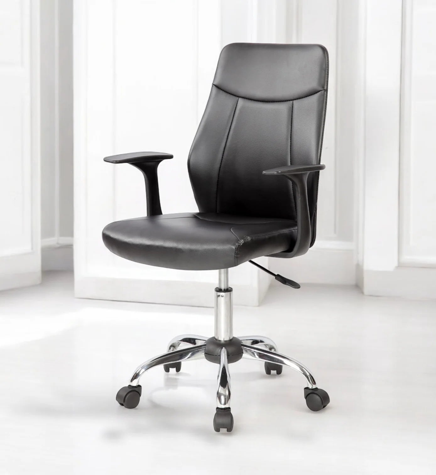 Silla SIT Ejecutiva, cuero sintético, asiento acolchonado. Color Negro. Peso: 250Lbs.