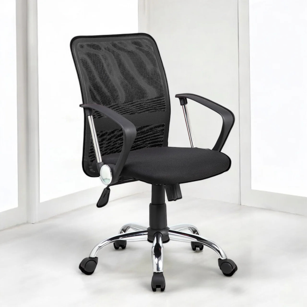 Silla SIT Ejecutiva, base cromada, apoyo acolchonado. Color Negro. Peso: 200Lbs.