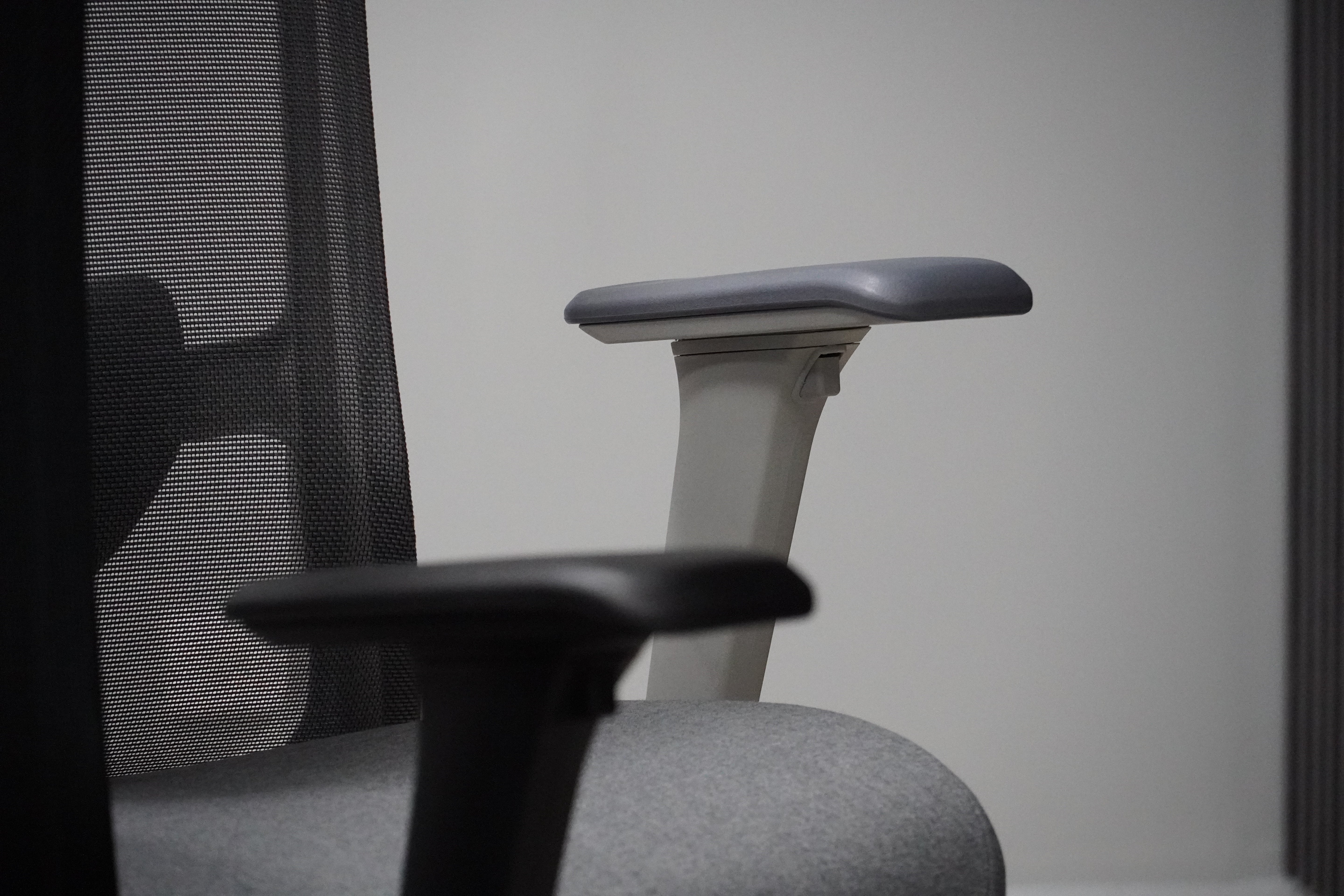 Silla SIT ejecutiva de oficina 300 lb, en color negro o gris nylon, poliéster, transpirable, tela  | SIT-8322H-BK | SIT-8322H-GR