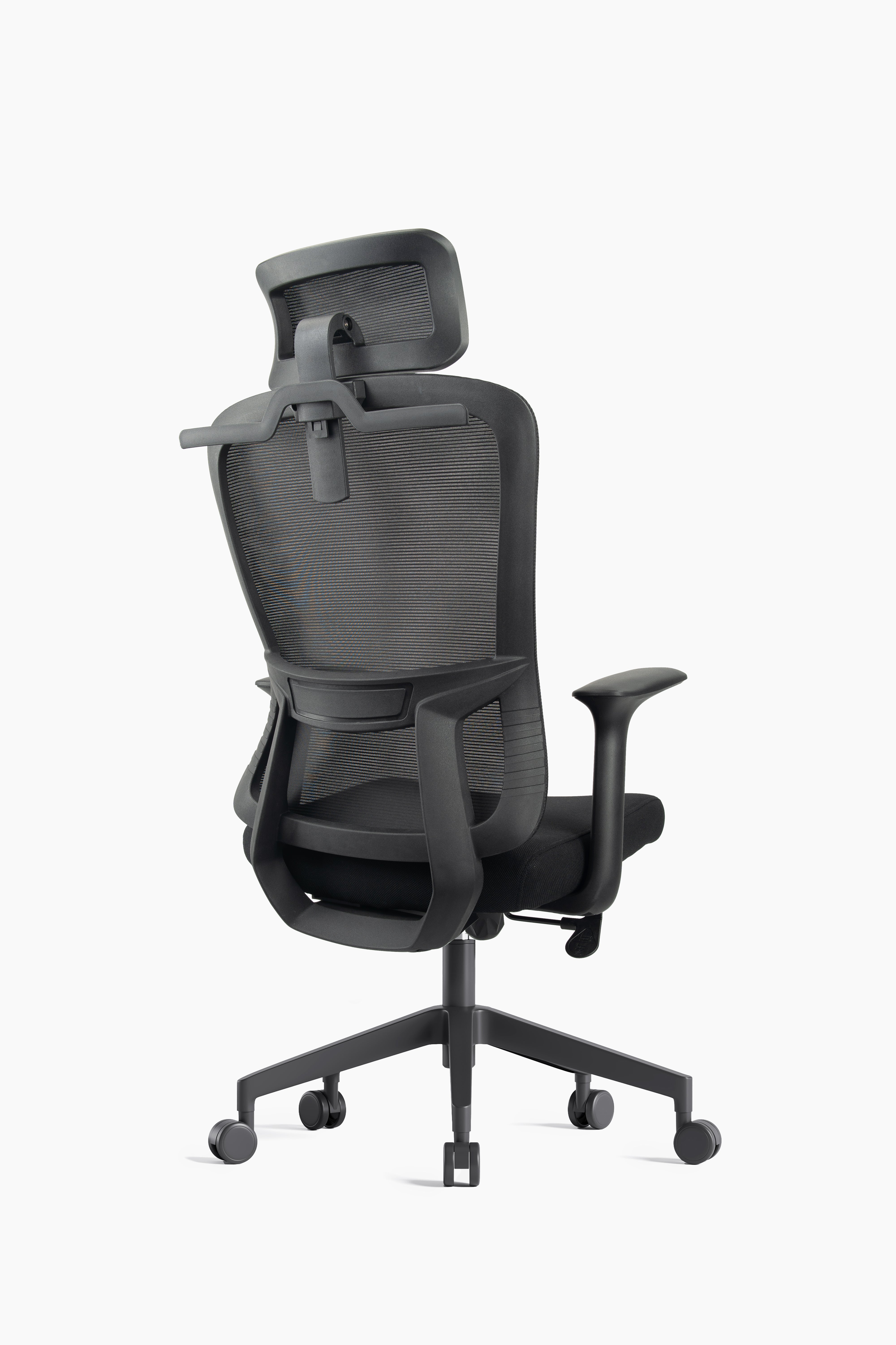 Silla ejecutiva respaldo alto, malla negra, reposacabezas ajustable, apoyabrazos fijos y base nylon | IOFF-M709